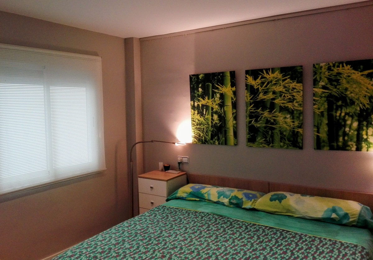 宽敞的房间、带衣架的衣柜、带抽屉的床头柜、一张完全清晰的大床、部分以及非常舒适的床垫。
