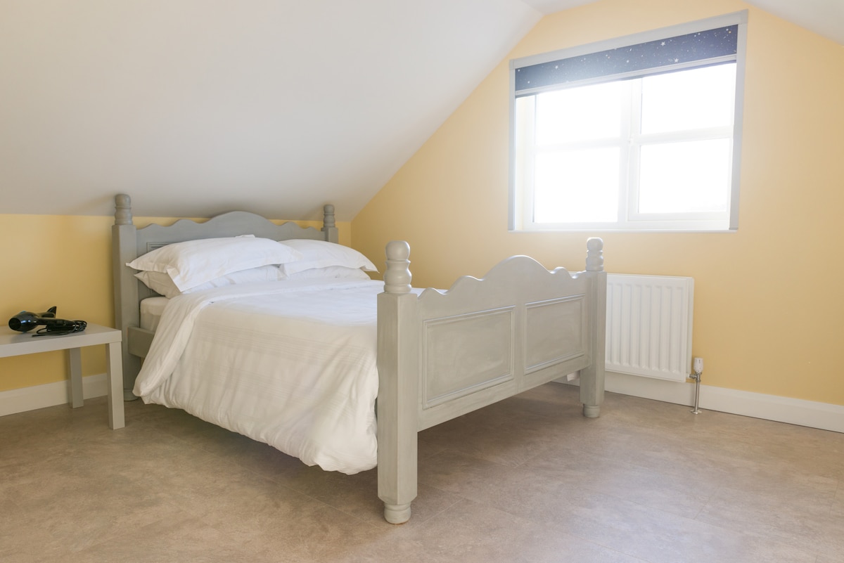 Ashbrook Apartment 1 double 2 single Beds