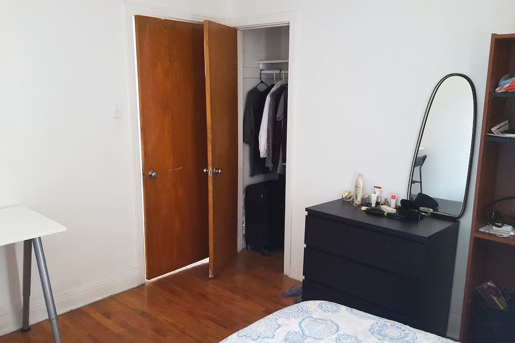 Chambre privée contenant 1 lit double, 1 penderie, 2 commodes, 1 espace bureau.