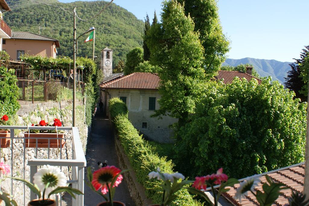 Vista dalla finestra e balcone/View from the window and balcony