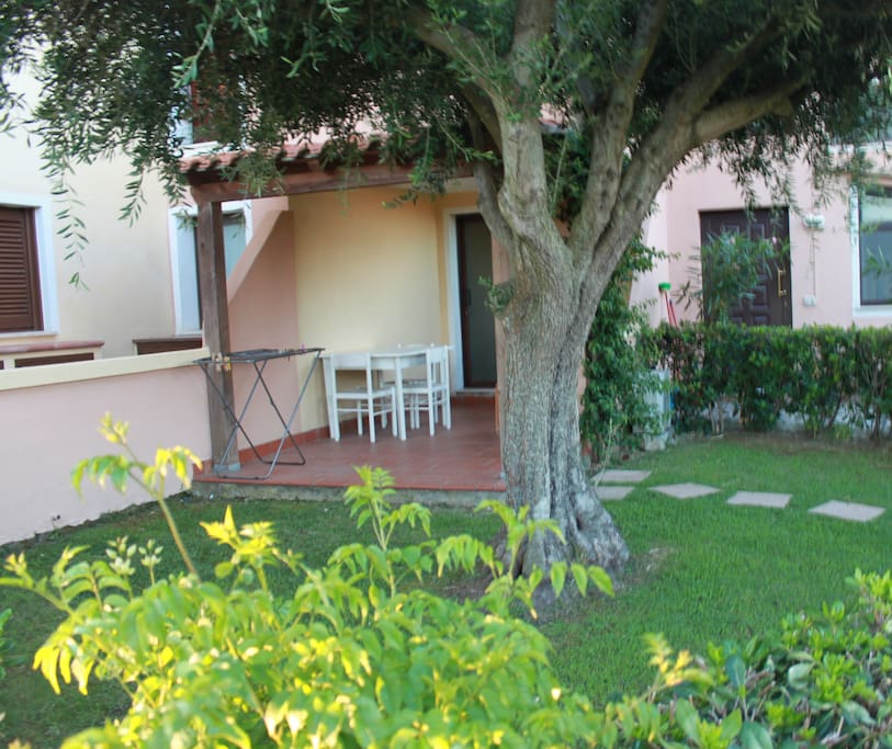 La veranda abitabile coperta da un portico e riparata, di fatto una sala da pranzo da sogno.