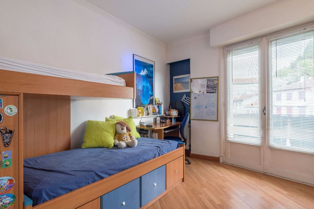 Chambre 2 : deux lits simples. avec bureau. et armoire