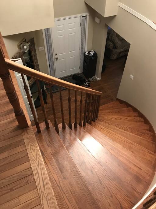 Staircase viewed from second floor / Escalier vu du deuxième étage