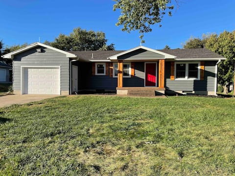Beautiful 2 bed, 1 bath home. Perfectly located!!!