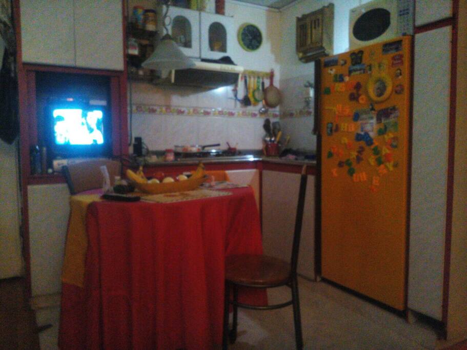 Cocineta del apto. Uso exclusivo del anfitrión). Pueden usar sólo el comedor.