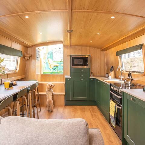 Luxury, City Centre, Wide-Beam Boat, ‘Camillia’ gallery image 4