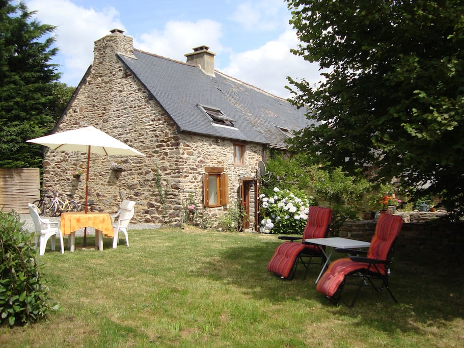 Pretty Garden with Loungers, barbecue, Table,chairs