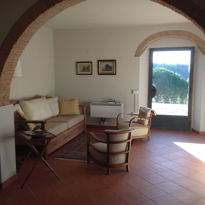 Il salone con il divano letto e l'ingresso a sud