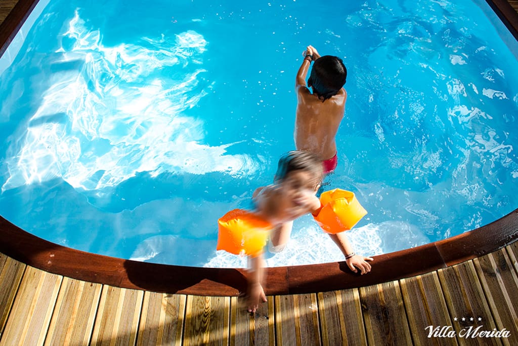 La piscine à 28° fait le bonheur des plus grands et des plus petits
