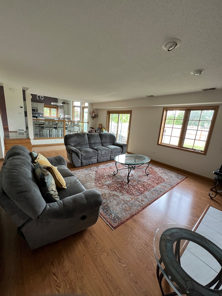 Great 4-bedroom Home With Large Fenced In Yard - Minnesota Zoo, Apple Valley