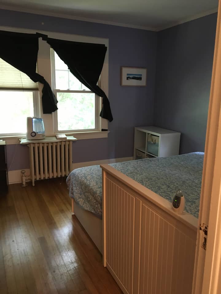 Спална соба со брачен кревет