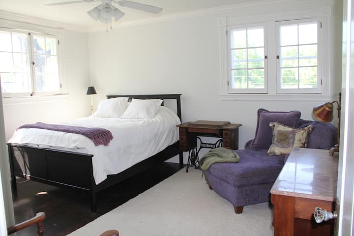 Spálňa na poschodí 1 s manželskou posteľou a nadrozmerným kreslom