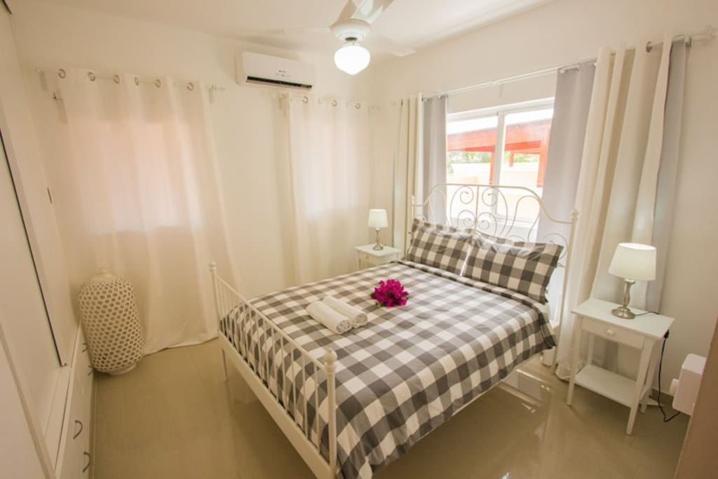 Camera de letto queen size.