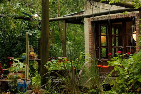 Confortable casa con bosque y playa