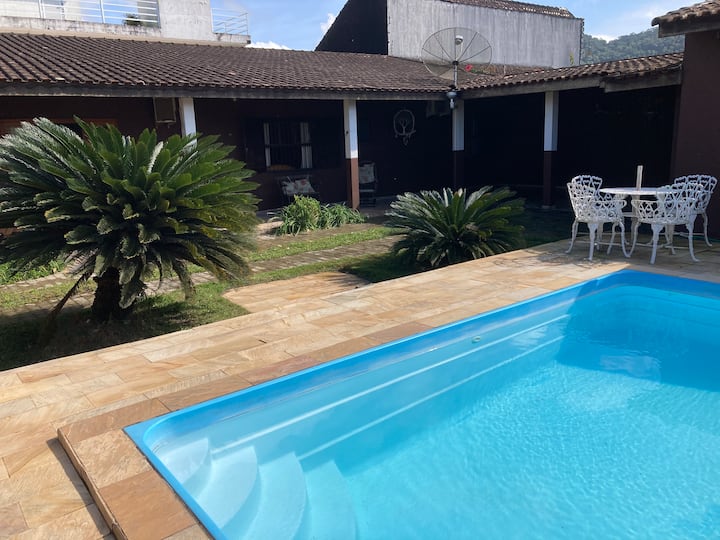 Linda Casa Com Piscina, Churrasqueira E Wi-fi - Guarujá