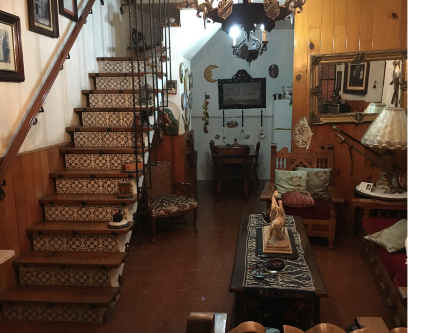 Entrada de la casa con sala y cocina