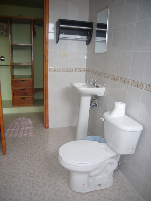 Baño dentro de la habitación muy amplio