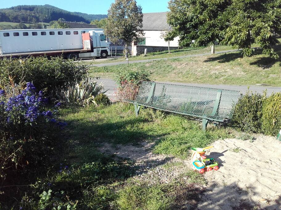 Espace extérieur avec bac à sable