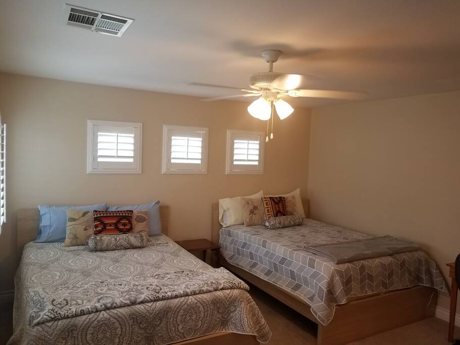 2 queen beds