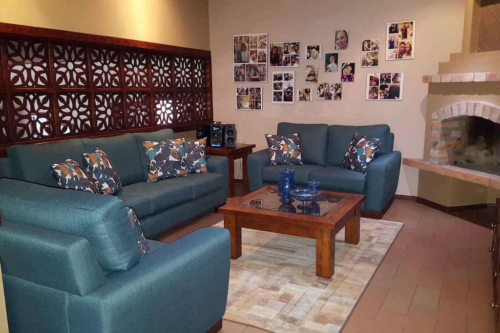 Sala privada con tv direct tv nexflix chimenea