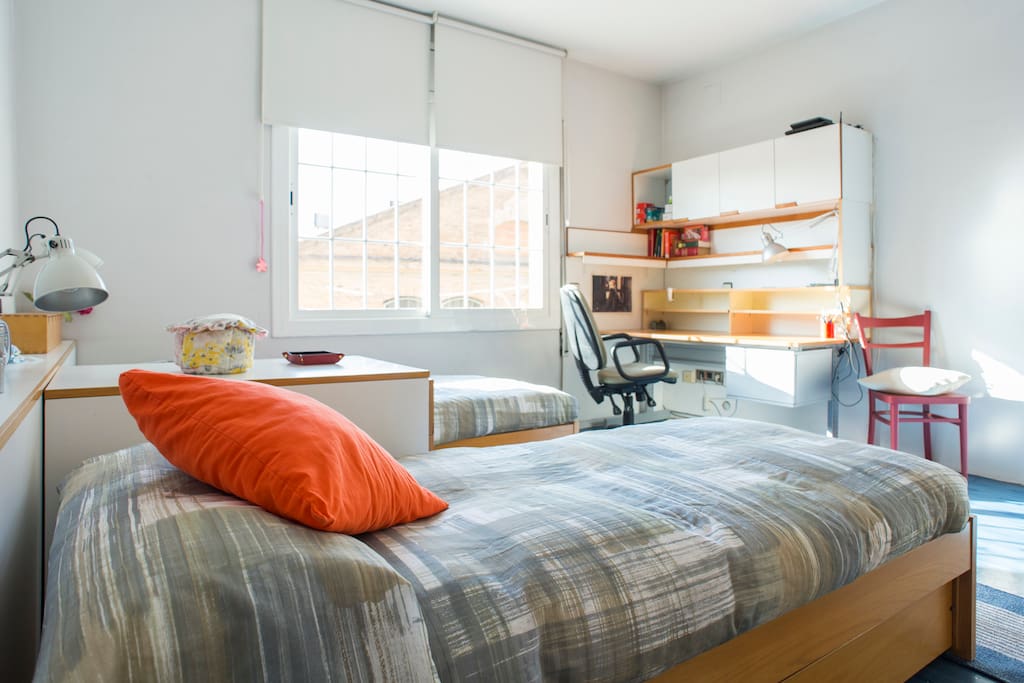 Habitación con luz natural exterior.