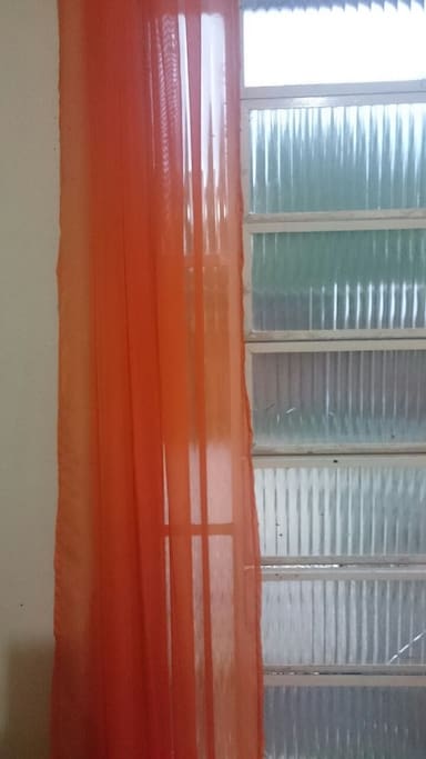 bem ventilado e luminosidade controlado com cortina