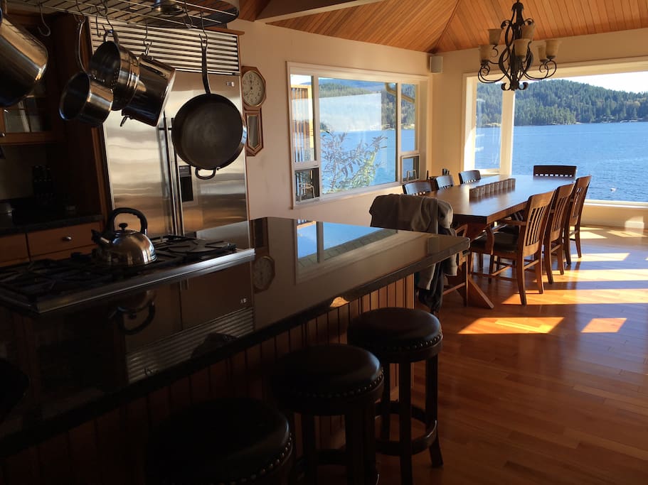 Pro Class Kitchen island with sea-view dinning room