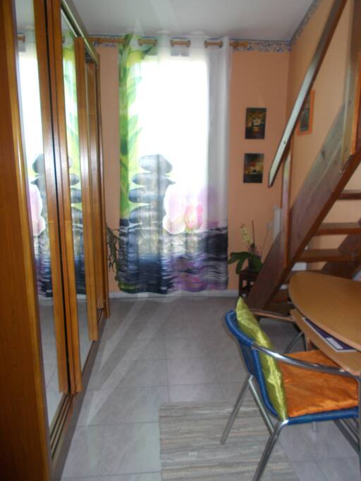 Chambre vue sur extérieur