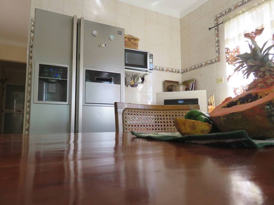 Vista de la amplia y moderna cocina a disposición de los huéspedes.