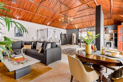 Romantic and sexy boutique loft, private jacuzzi