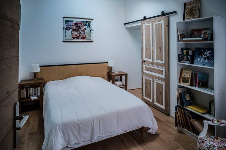 ห้องนอนที่ 1 ชั้นล่างมีห้องน้ำที่อยู่ติดกัน