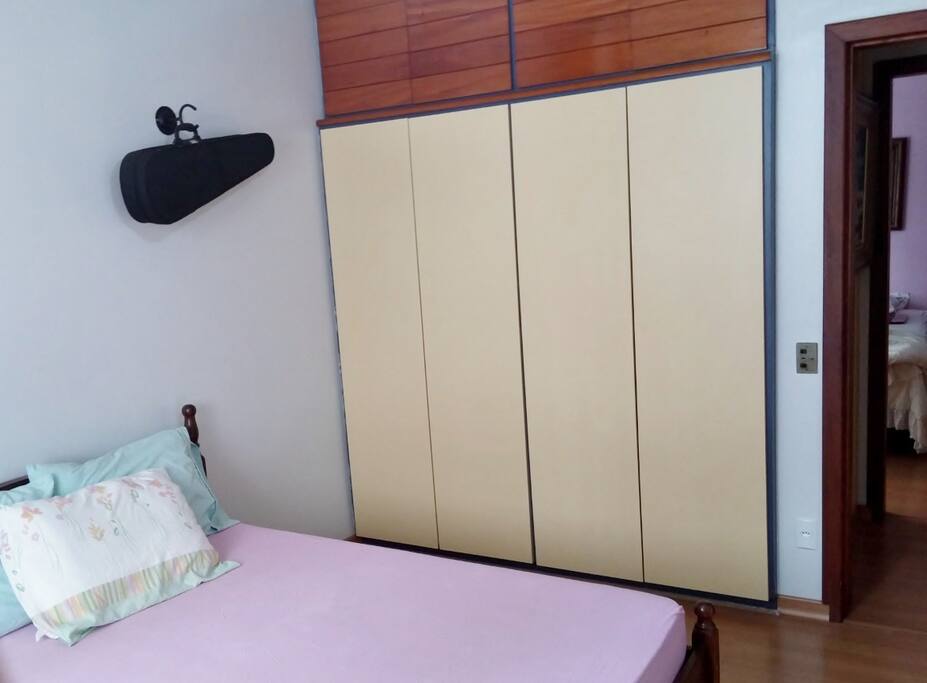 Quarto de casal com armário disponível para o hóspede.