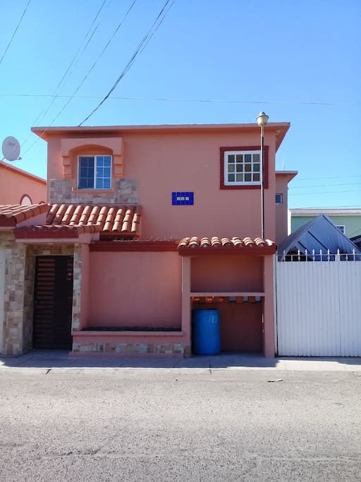 Vista de la calle de Villa Don Jose, casa de dos pisos .
