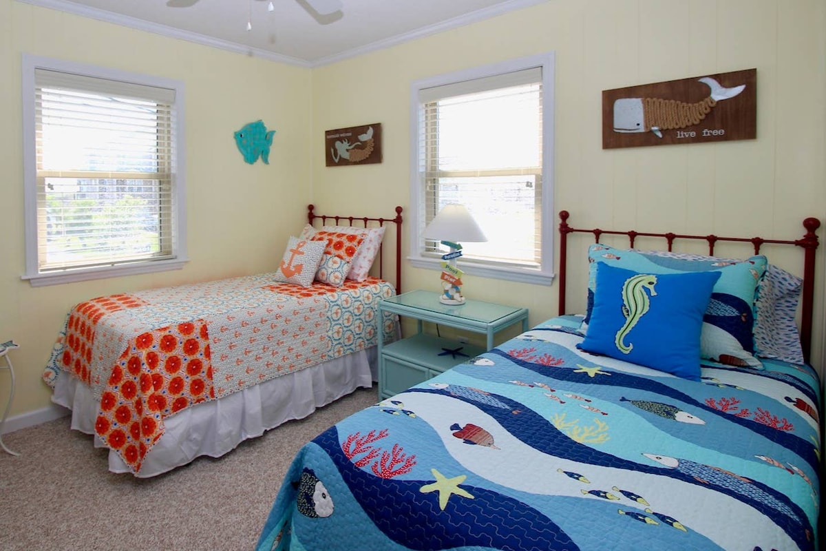 Spare Bedroom w/ twin beds