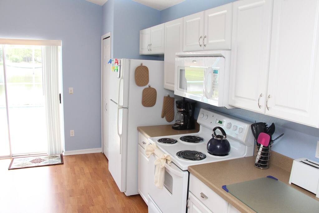 Full size oven with over the range microwave and vent.