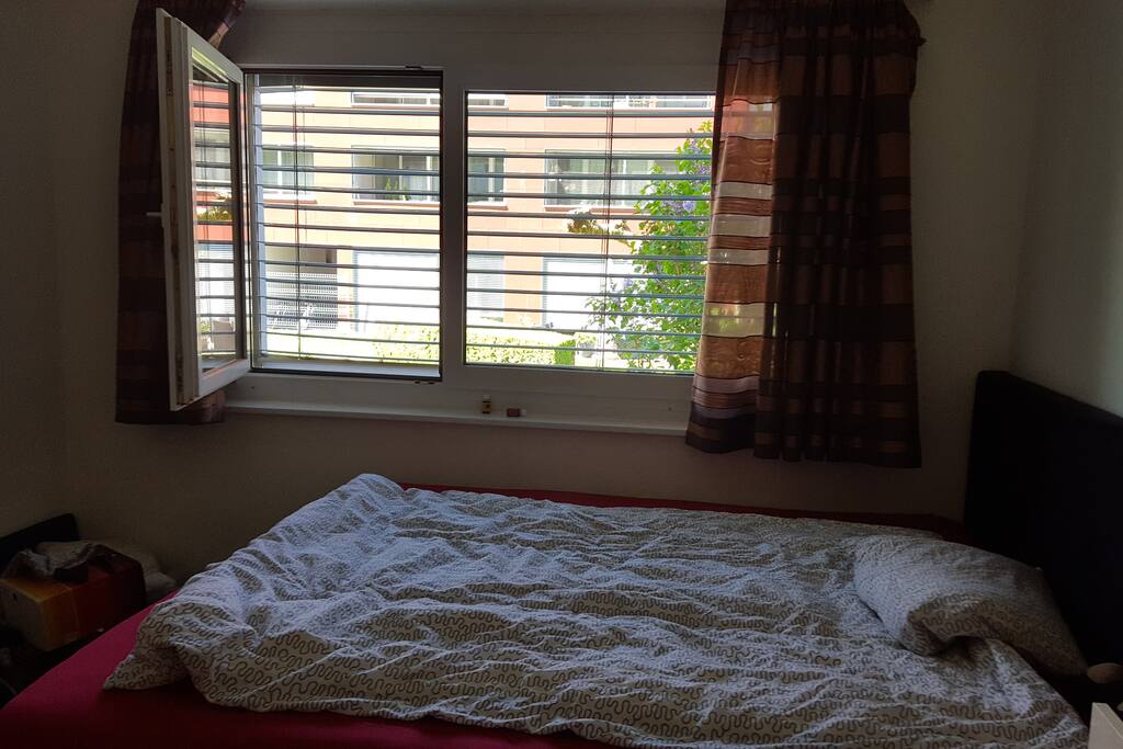 Schlafzimmer, Bett 180x200 und Kleiderschrank
