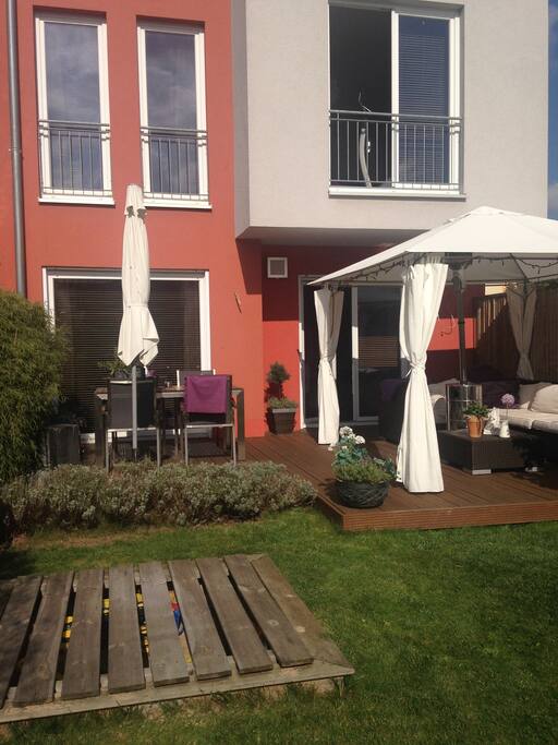 Loungeterrasse vom Garten aus