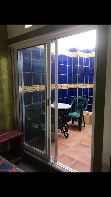 Patio techado ,tipo mexicano junto a recámara