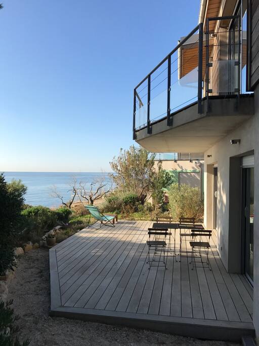 Deux terrasses sur la mer avec magnifique vue sur la calanque / accès direct aux plages.