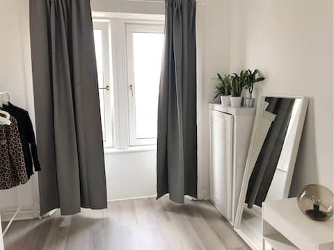 Top performing Airbnb: CLOSE TO CITY Glasgow Traditional Flat in Dennistoun
