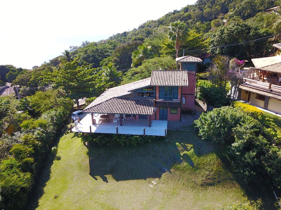 A casa fica em local alto com vista espetacular para o mar