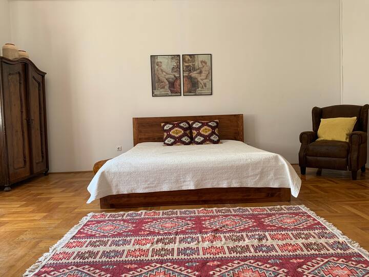 primer dormitorio con cama 180X200, ventana grande a la calle, aire acondicionado recién instalado 