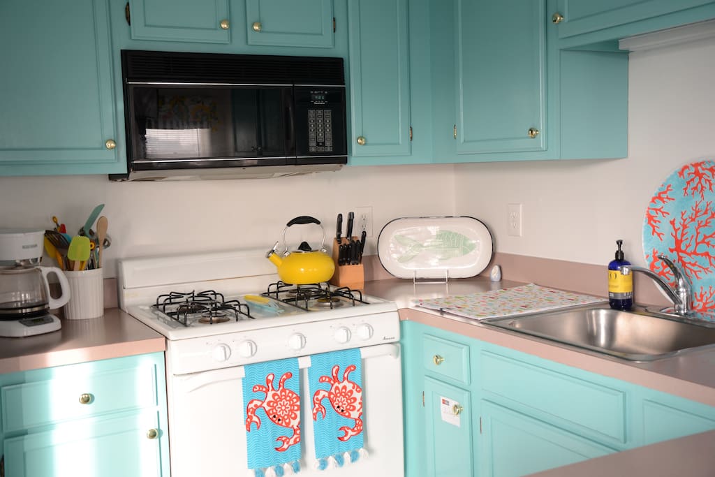A happy place to have a quick meal. Dishwasher makes clean up easy.