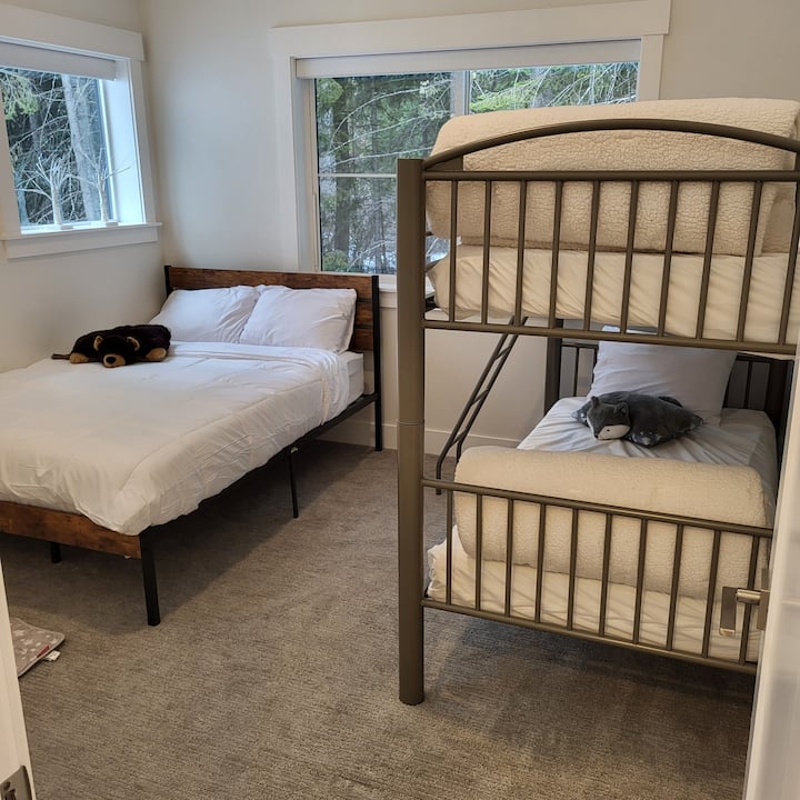 מזרני ספוג זיכרון על מיטות הקומתיים, בתוספת שמיכות UGG. 