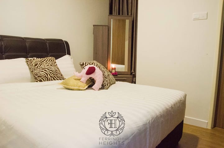 Ghorofa ya pili: Chumba cha kulala Na.2 kilicho na kitanda cha ukubwa wa malkia, kabati la nguo, meza ya kuvaa na bafu la chumbani