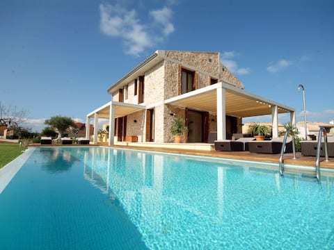 Amazing Villa for 10 with Pool, Garden close Beach