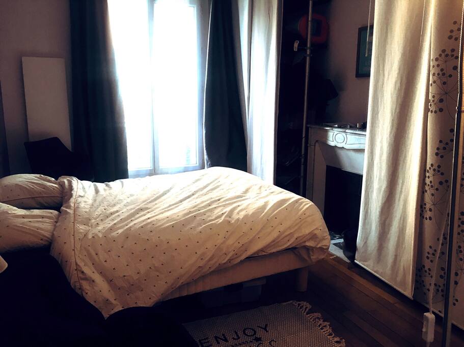 Grande chambre confortable