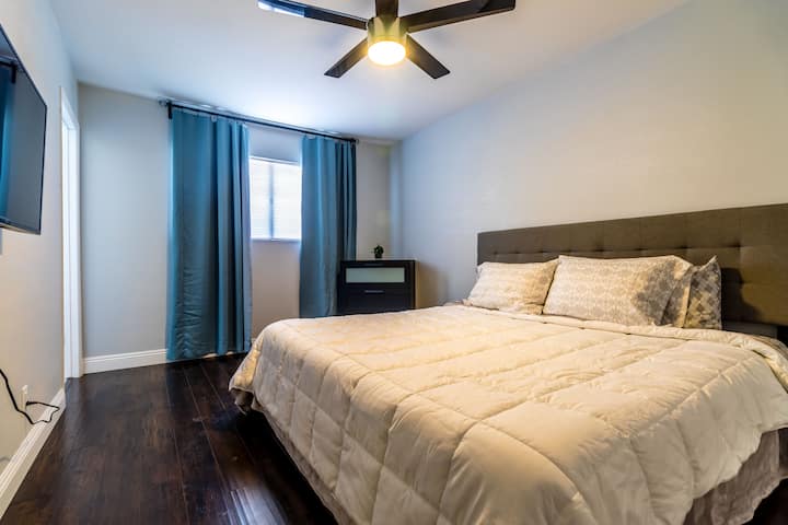 Dormitorio principal con cama tamaño king