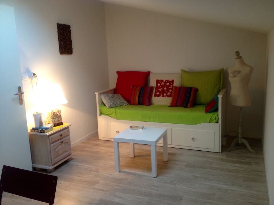 En journée, le lit se replie pour créer un espace salon.