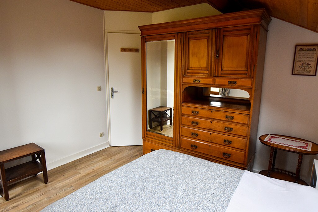 البيت الأبيض: غرفة نوم مزدوجة مع خزانة ملابس كبيرة وغرفة مزدوجة مع خزانة ملابس كبيرة.